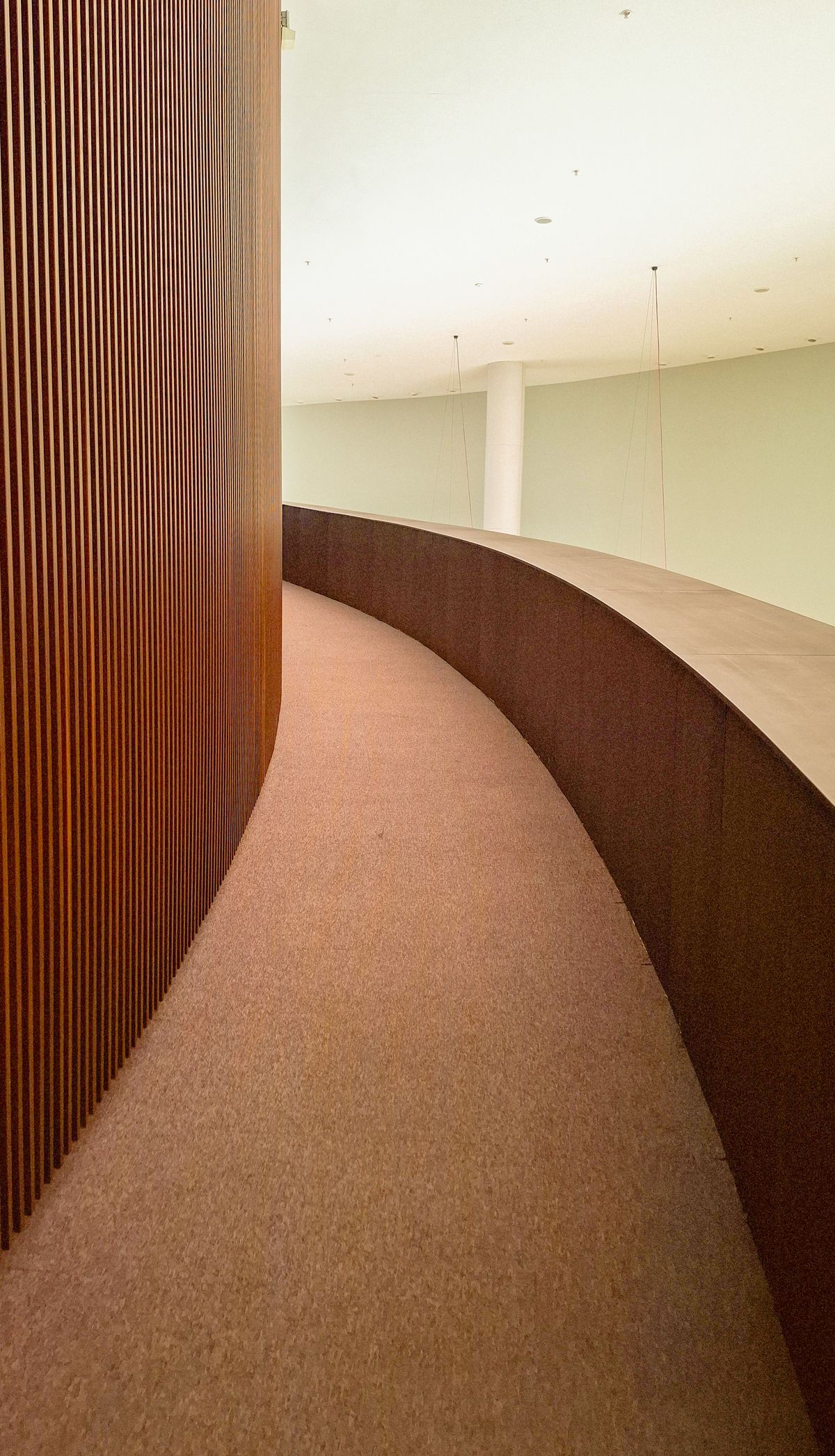 Warme, moderne Architektur — Sinnbild für Struktur und Fundament